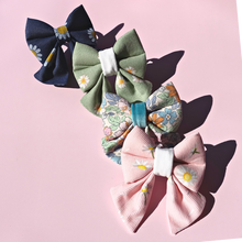Load image into Gallery viewer, Green Daisy - Sailor Bow
